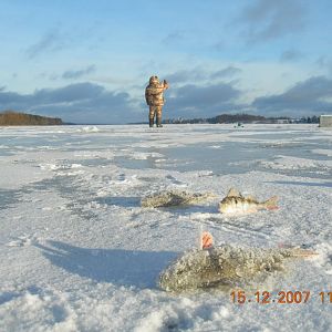 На водоеме зимой